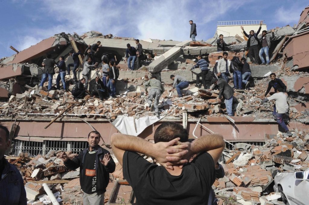 Potres: Umrli trije, ranjenih najmanj 50